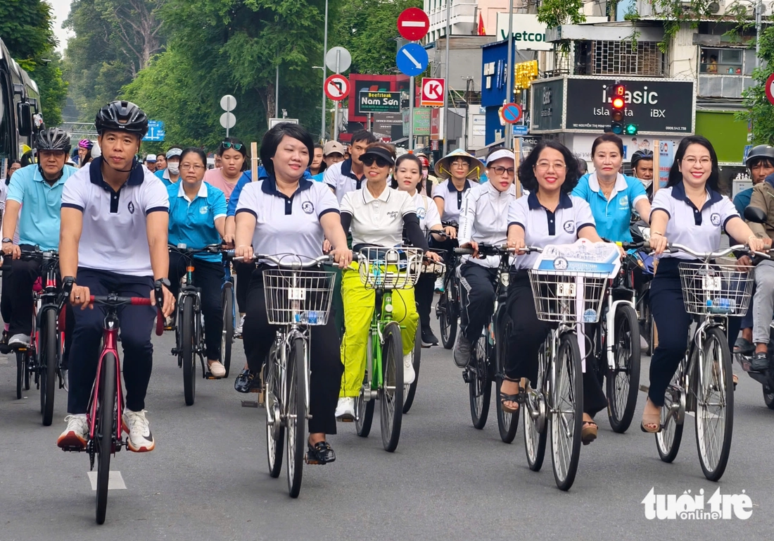 Hơn 100 người đạp xe diễu hành đến chợ Bến Thành mừng thành lập phường Bến Thành - Ảnh 1.