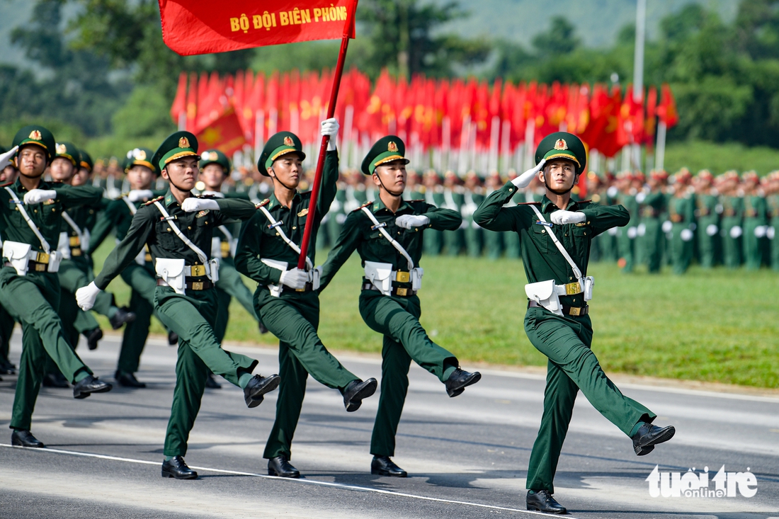 base64-1752740198083598411639 Mãn nhãn hình ảnh 15.600 chiến sĩ quân đội, công an trong buổi tổng hợp luyện diễu binh - Ảnh 8.