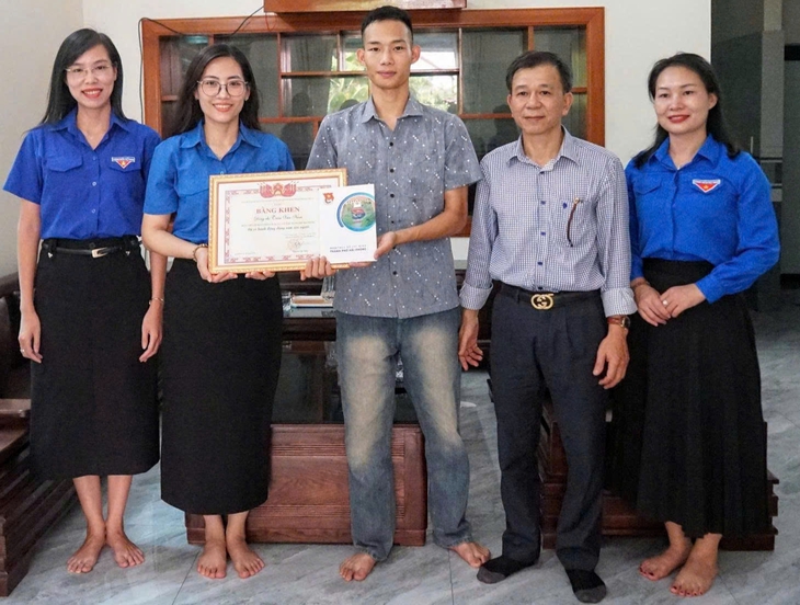 base64-17529216397781894633964 Tặng bằng khen cho thanh niên cứu cháu bé trước mũi tàu hỏa - Ảnh 1.
