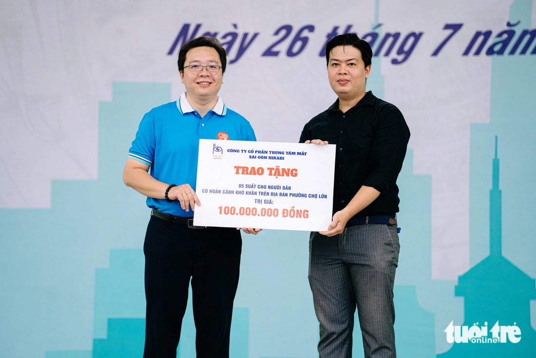 base64-17534997562131400402596 Được cắt tóc, khám bệnh miễn phí trong Ngày hội An sinh xã hội phường Chợ Lớn - Ảnh 2.