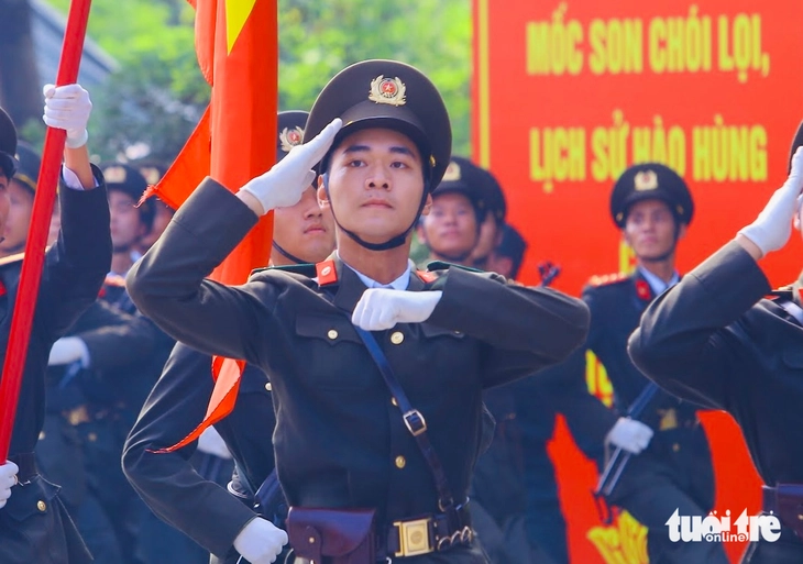 base64-17537836678141531137672 Chiến sĩ công an đổ mồ hôi trên thao trường, sẵn sàng sải bước trên quảng trường - Ảnh 8.