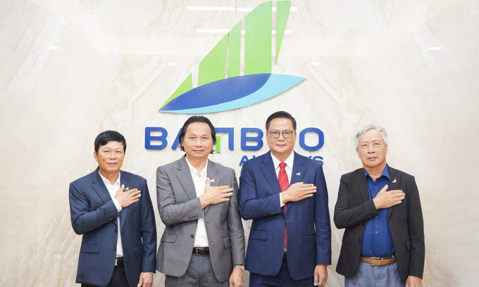 bav-1752111578-3457-1752111693 4 thành viên HĐQT Bamboo Airways, trong đó tân Chủ tịch Phạm Ngọc Vịnh đứng thứ hai từ bên phải. Ảnh: Bamboo Airways