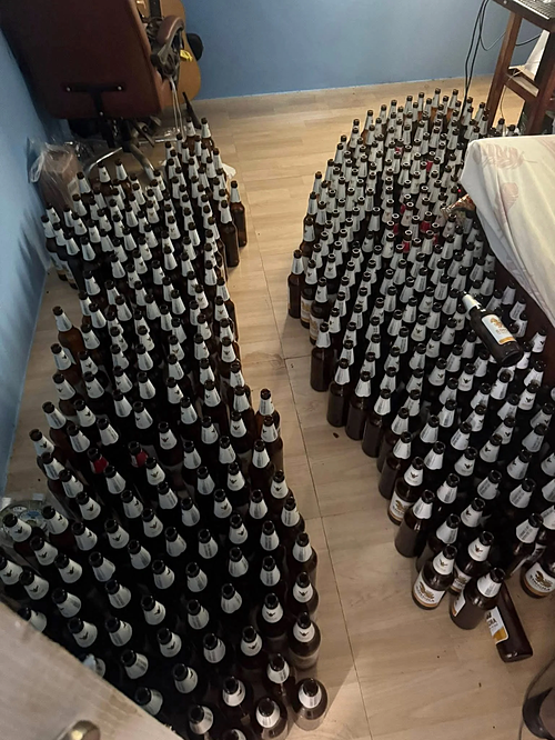 beer-bottles-jpg-1753344319-17-7209-8417-1753344420 Lực lượng chức năng ghi nhận 100 chai bia trong phòng ngủ của người đàn ông. Ảnh: ท่านเปา