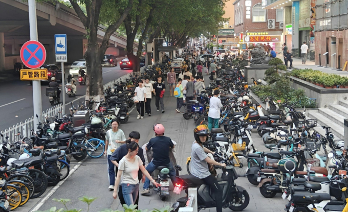 bicycle2-1753087096-9039-1753087381 Một khu vực đỗ xe tại Quảng Châu, với nhiều xe đạp điện. Ảnh: Peoples Daily