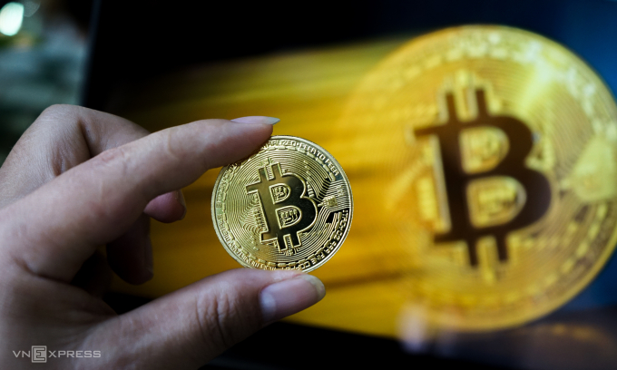 bitcoin-9722-1710728583-175256-4698-6506-1752569679 Đồng xu biểu trưng của Bitcoin. Ảnh: Bảo Lâm