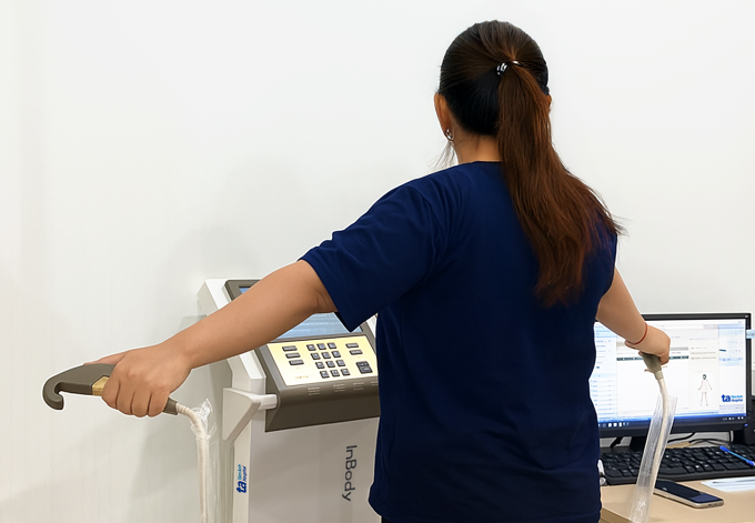 bn-1751986115-7396-1751986319-8973-1844-1752017274 Chị Thảo đo Inbody giúp xác định tỷ lệ mỡ nội tạng. Ảnh: Bệnh viện Đa khoa Tâm Anh