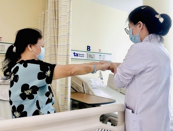 bn-do-t-quy-tsh-1751424121-175-4752-3656-1751424239 Bác sĩ kiểm tra cơ lực tay cho bà Lan trước khi xuất viện. Ảnh: Bệnh viện Đa khoa Tâm Anh