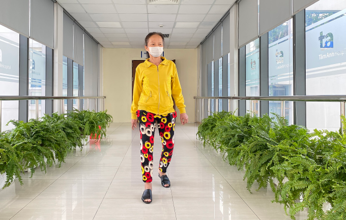 bnclg-1752462008-1752462197-81-6542-9364-1752464132 Người bệnh đi lại thoải mái sau 2 tuần phẫu thuật. Ảnh: Bệnh viện cung cấp