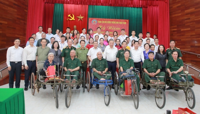 bninh-untitled-19-1-1752583616-2289-1752583927 Tổng Bí thư Tô Lâm cùng các thương binh, bệnh binh tại Trung tâm điều dưỡng thương binh Thuận Thành, Bắc Ninh, chiều 15/7. Ảnh: Cổng thông tin Đảng Cộng sản VN