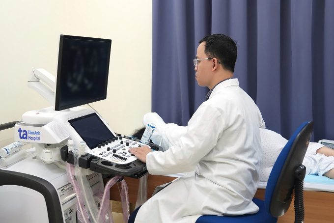 bs-long-sie-u-a-m-logo-di-ba-o-6502-5312-1753663059 Bác sĩ Long siêu âm tim cho người bệnh. Ảnh minh họa: Bệnh viện Đa khoa Tâm Anh