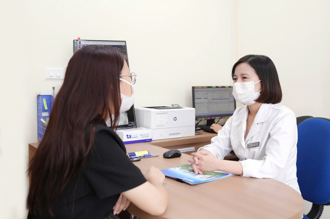 bs-ngoc-tu-va-n-cho-nguoi-benh-7253-1273-1753158920 Bác sĩ Ngọc tư vấn cho người trẻ về tầm soát và phòng ngừa loãng xương sớm. Ảnh: Bệnh viện Đa khoa Tâm Anh