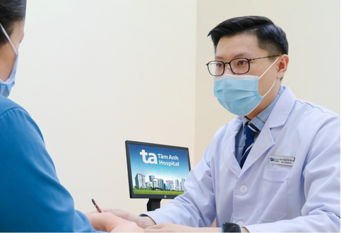 bs-sy-1751643378-6101-1751643493 Bác sĩ Sỹ khám cho bà Thảo. Ảnh: Bệnh viện Đa khoa Tâm Anh