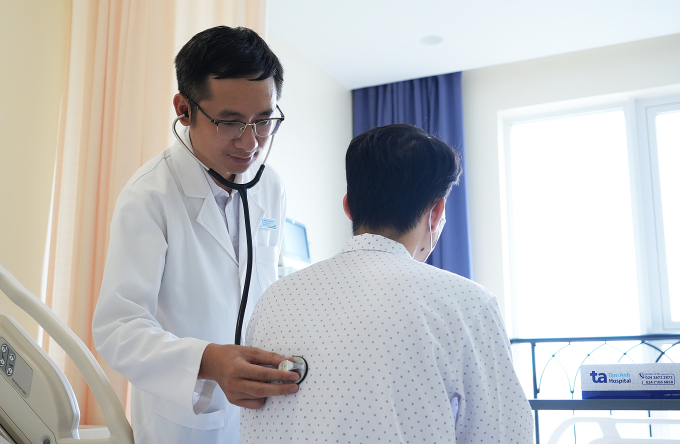 bs-thao-tha-m-kha-m-bn-jpg-175-8220-6037-1751682265 Bác sĩ Thao khám cho người bệnh. Ảnh: Bệnh viện Đa khoa Tâm Anh