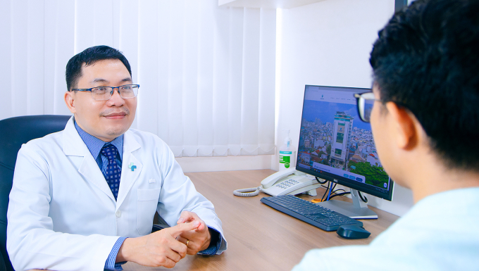 bs-trung-tu-va-n-cho-ngu-o-i-b-3489-8838-1751343174 Bác sĩ Trung tư vấn cho người bệnh. Ảnh: Bệnh viện cung cấp