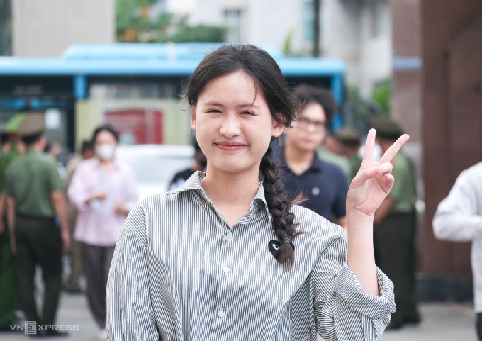 ca1-jpeg-1751703074-1751703079-1119-1751703848 Huyền Hậu tại buổi làm thủ tục dự thi ở Học viện An ninh nhân dân, chiều 5/7. Ảnh: Dương Tâm