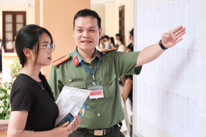 ca2-jpeg-1751703756-5696-1751703848 Cán bộ Học viện An ninh nhân dân hỗ trợ thí sinh tìm phòng thi. Ảnh: Dương Tâm