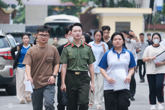 ca3-jpeg-1751703720-1751703725-5427-1751703848 Đông đảo thí sinh đi làm thủ tục dự thi chiều 5/7. Ảnh: Dương Tâm