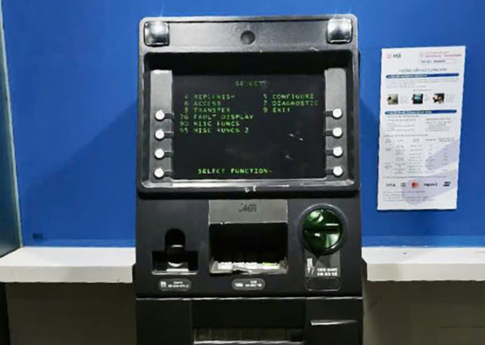 cay-atm-1752600029-1737-1752601767 Cây ATM trên đường Lê Hồng Phong bị Ngân ném đá trúng khiến hư hỏng. Ảnh: Hùng Lê