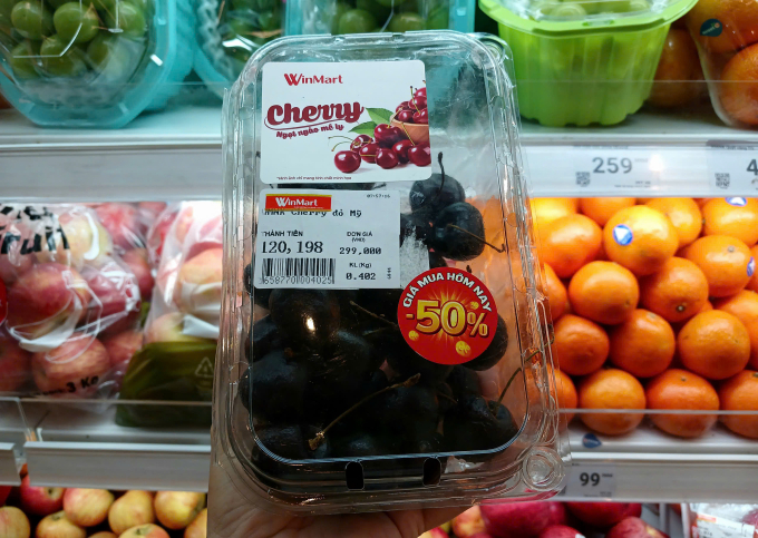 cherry-1752740133-1752740186-8765-1752740678 Cherry Mỹ bán tại WinMart giảm tới 50%. Ảnh: Thi Hà