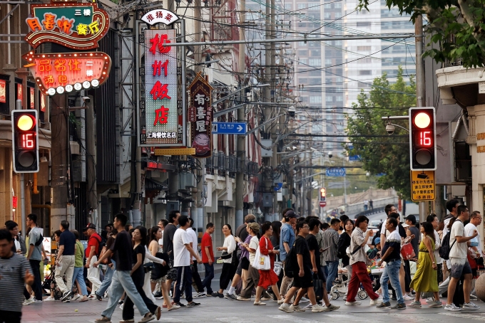 china-gdp-1-1752549262-1752549-6525-9361-1752549390 Người dân tại một khu mua sắm ở Thượng Hải (Trung Quốc). Ảnh: Reuters
