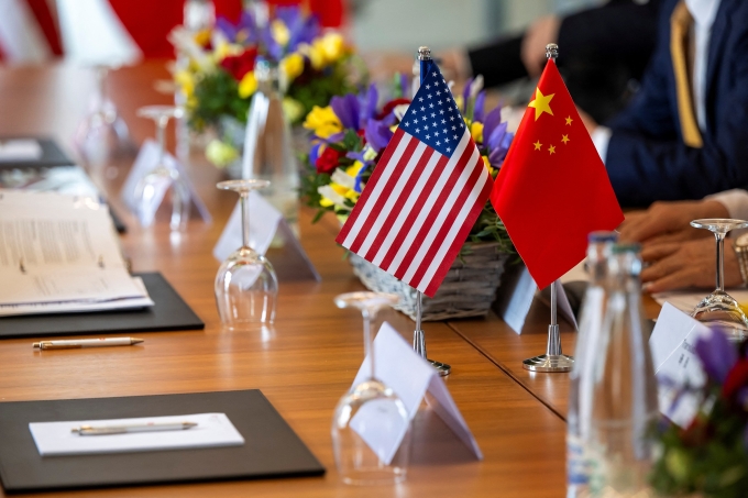 china-us-flag-reuters-17536751-7505-1665-1753675215 Cờ Mỹ và Trung Quốc tại bàn đàm phán hồi tháng 5 ở Geneva. Ảnh: Reuters