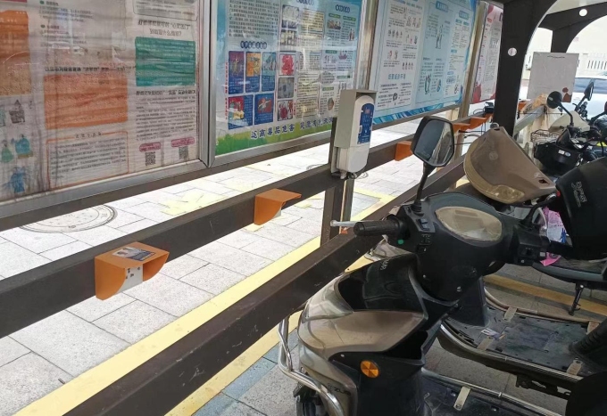 chinese-charging-station-2-175-7000-1979-1752472465 Khu vực đỗ và sạc xe máy điện công cộng tại tỉnh Chiết Giang, Trung Quốc. Ảnh: Electrek