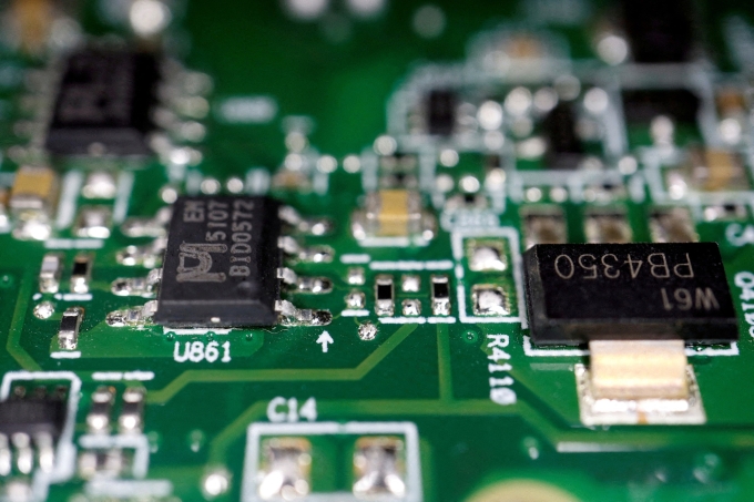 chip-reuters-1751532281-175153-9354-8899-1751532429 Chip bán dẫn trên một bảng mạch tháng 2/2023. Ảnh: Reuters