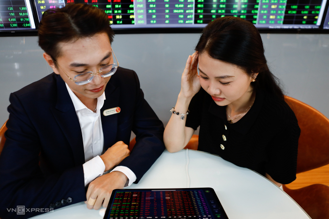 chungkhoan-7-jpg-1753797542-8094-1753797792 Nhà đầu tư đang quan sát thị trường tại một công ty chứng khoán ở TP HCM. Ảnh: An Khương