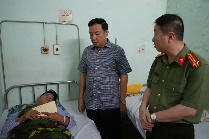 cong-an-jpg-1752409111-1752409-2936-7807-1752409238 Đại diện lãnh đạo Công an Lâm Đồng thăm, động viên trung tá Hiệp tại bệnh viện. Ảnh: Hoàng Long