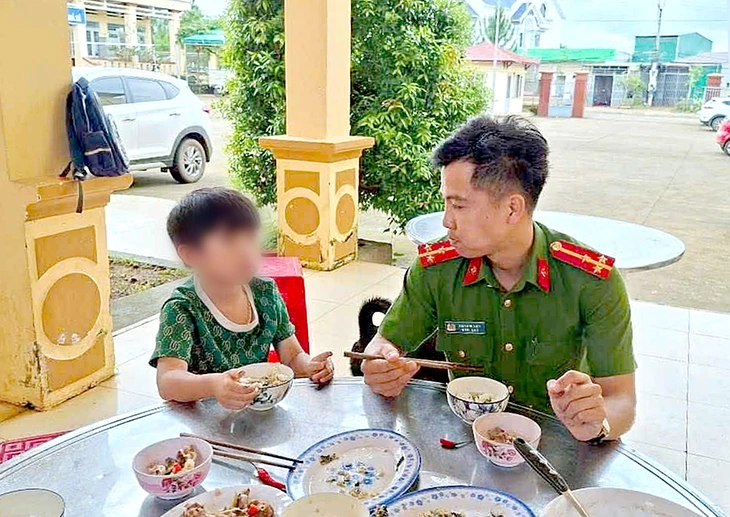 cong-an-tim-tre-lactto-1752217530625757037811 Công an xã tìm kiếm, nuôi cơm cháu bé đi lạc, chờ người nhà đến đón - Ảnh 3.