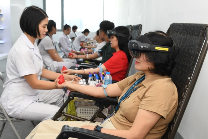 cong-nghe-thuc-te-ao-tich-hop-5986-3307-1751465371 Công nghệ thực tế ảo tích hợp giúp người hiến máu thư giãn, giảm căng thẳng. Ảnh: Hoàng Anh