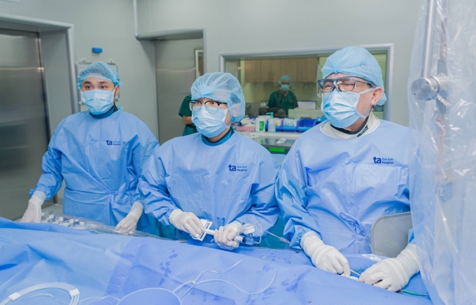 cttm-1-1753931136-8493-1753931185 Giáo sư Nhân (bên phải) cùng êkíp can thiệp cho một bệnh nhân. Ảnh minh họa: Thanh Luận