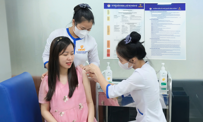 cum-1-1-1751944582-1751944614-5882-1751944738 VNVC hiện có hơn 230 trung tâm tiêm chủng trên toàn quốc, 100% bác sĩ, điều dưỡng có chứng chỉ an toàn tiêm chủng. Ảnh: Mộc Thảo