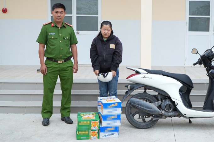 cuop-bia-phu-nu-1753179512-8328-1753179622 Trương Thị Hồng Mai cùng tang vật, phương tiện gây án, tại cơ quan công an. Ảnh: Công an Cần Thơ