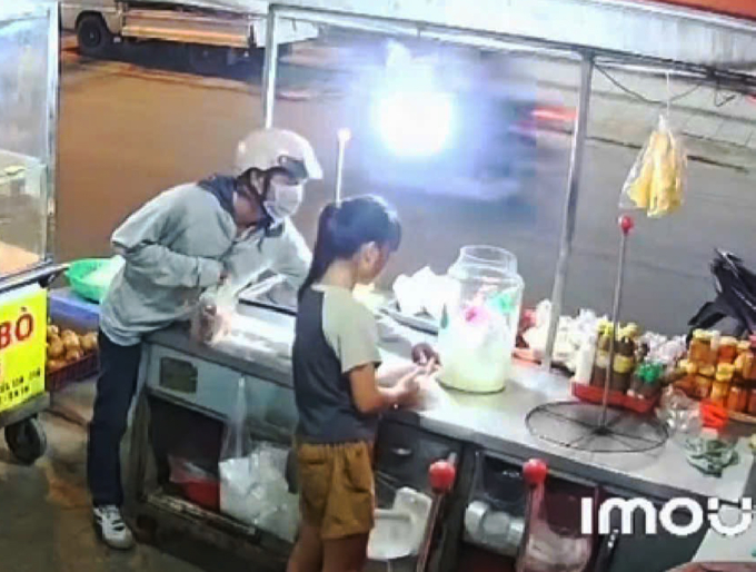 cuoptienbegai-1752740388-4321-1752740485-1 Camera ghi cảnh Nguyễn Thanh Hải cướp tiền bé gái. Ảnh: Cắt từ video