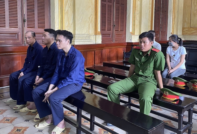d70af1839b592d077448-175247299-4494-6298-1752473332 Bị cáo Nguyễn Thủy (giữa, hàng đầu) và các bị cáo khác tại tòa hôm nay. Ảnh: Hải Duyên