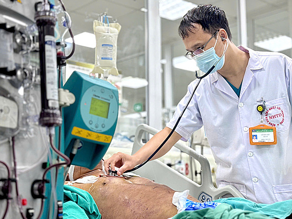 d7ef6004b5bf02e15bae-175151475-4229-8217-1751519258 Bác sĩ điều trị bệnh nhân. Ảnh: Bệnh viện cung cấp