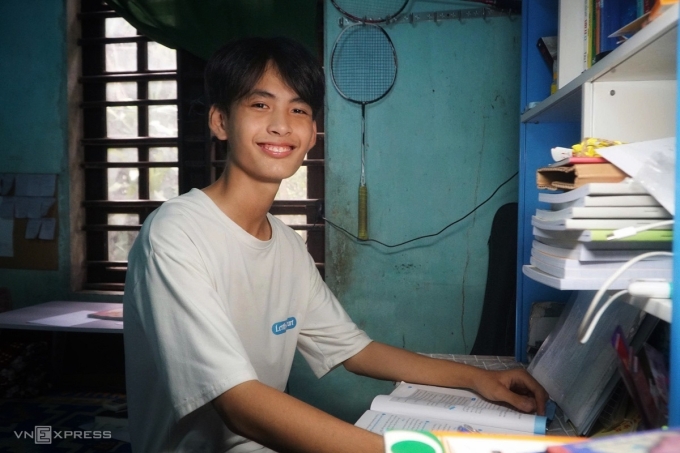 dang-van-gia-huan-1753409418-2814-1753411195 Đặng Văn Gia Huân trong góc học tập của mình. Ảnh: Phạm Linh