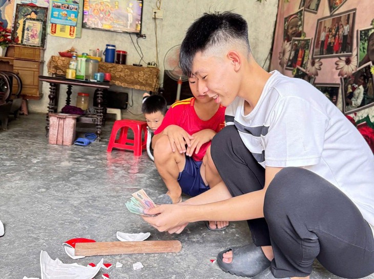 dap-heo-dat-ung-ho-vung-lu-17539379150921295352646 Dọn lũ, công an tìm thấy tiền, vàng trả lại cho bà con - Ảnh 3.
