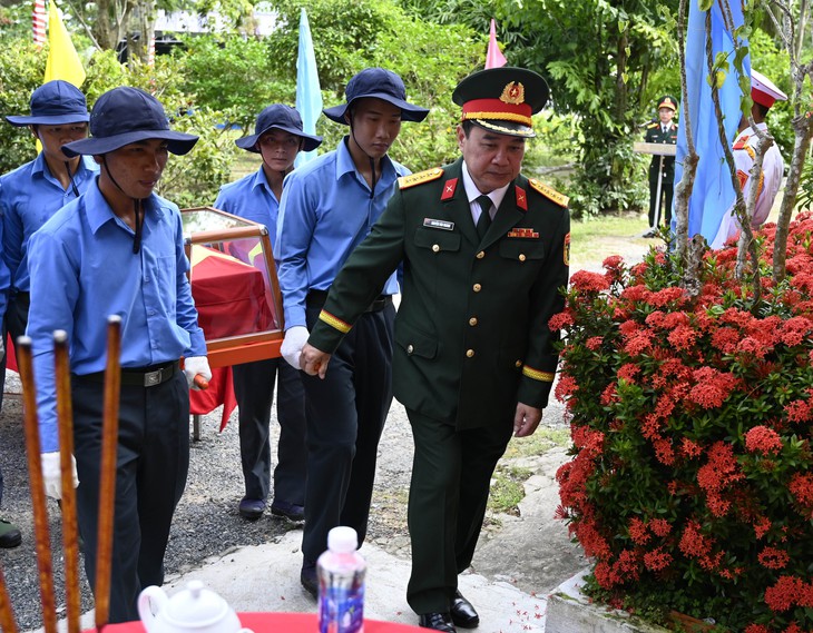 di-chuyen-hai-cot-liet-si-vao-nha-luu-hai-cot-17528299034081930113338 Tìm kiếm được 2.141 hài cốt liệt sĩ ở Campuchia - Ảnh 2.