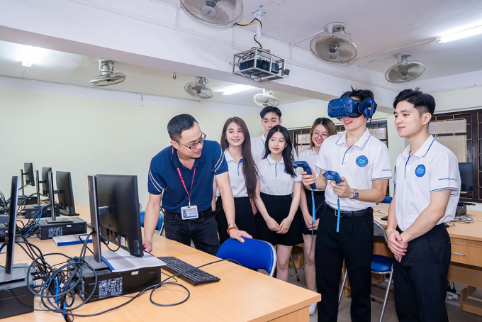 diem-4-1753237365-6359-1753238785 Sinh viên Đại học Mỏ - Địa chất thí nghiệm thị giác máy. Ảnh: HMUG