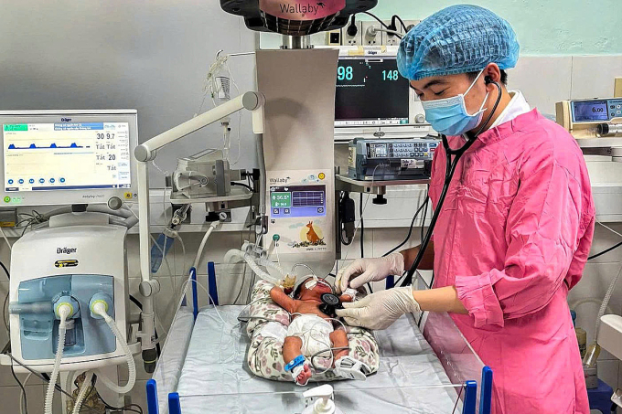 dieutri-1752749051-1752749087-7267-1752749121 Trẻ sơ sinh 26 tuần tuổi được cứu sống sau hơn 40 ngày điều trị. Ảnh: Bệnh viện Đa khoa tỉnh Khánh Hòa