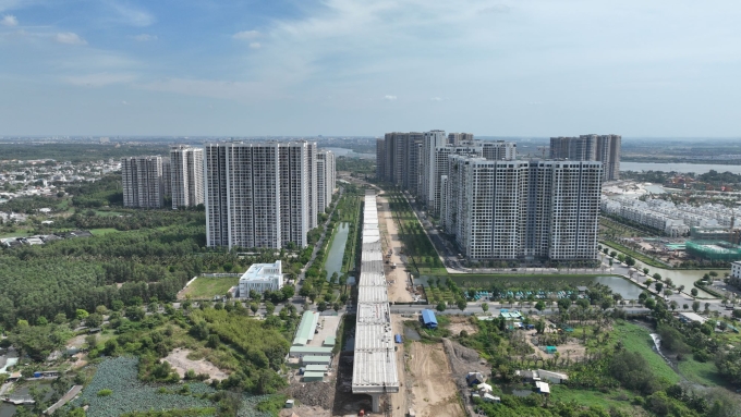 dji-0868-jpg-1752130493-8640-1752130784 Đường vành đai 3 chạy xuyên tâm đại đô thị Vinhomes Grand Park sắp hoàn thành vào cuối năm 2026. Ảnh: Vinhomes