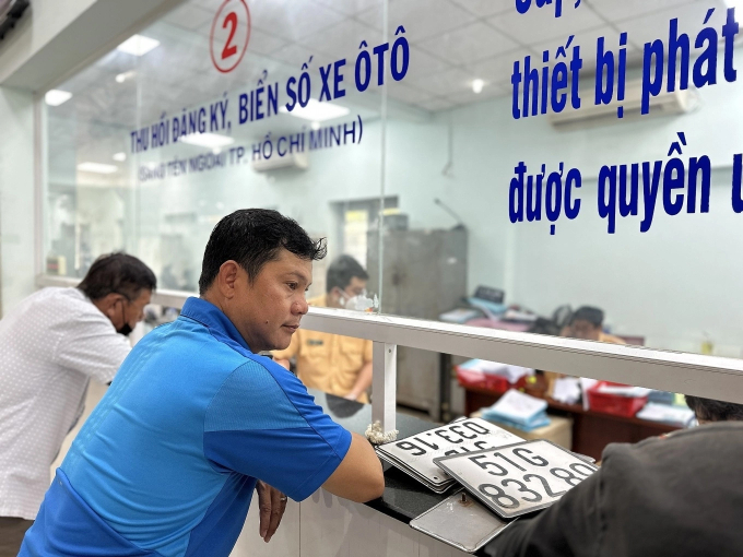 dk2-1751528728-9693-1751528766 Người dân làm thủ tục đăng ký xe tại Đội Đăng ký, quản lý phương tiện giao thông cơ giới đường bộ ở quận Bình Thạnh, TP HCM. Ảnh: Phạm Trung