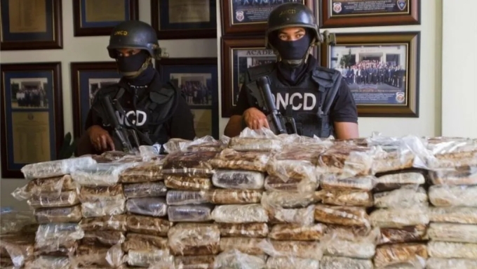 download-1-1751540238-2757-1751540472 Những gói cocaine được tìm thấy bên trong những chiếc valy trên máy bay. Ảnh: AFP