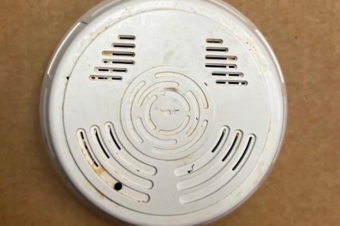 download-1-1752205771-9623-1752207485 Camera quay lén được ngụy trang thành đầu báo khói trong phòng vệ sinh. Ảnh: NBC4
