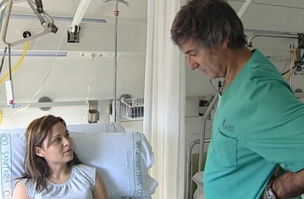 download-2-1752486900-2882-1752489848 Claudia Castillo và bác sĩ Paolo Macchiarini. Ảnh: REX