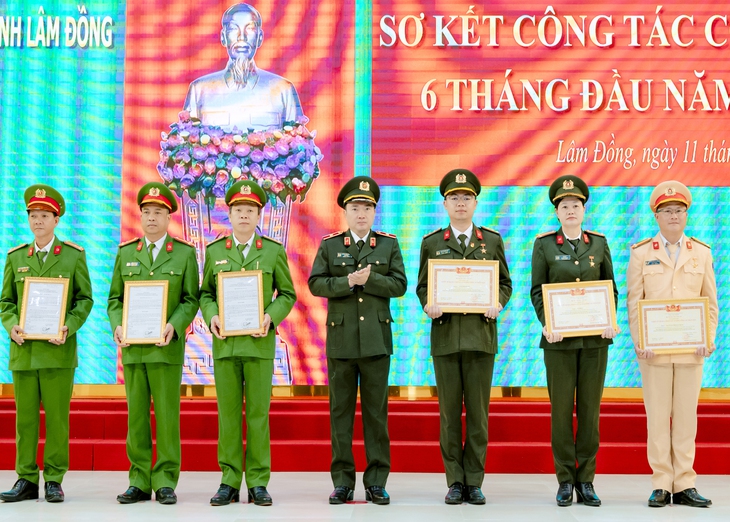 dsc0303-17522876773761237237277 Thưởng nóng các đơn vị phá nhanh vụ án bắt người để ép trả nợ - Ảnh 1.