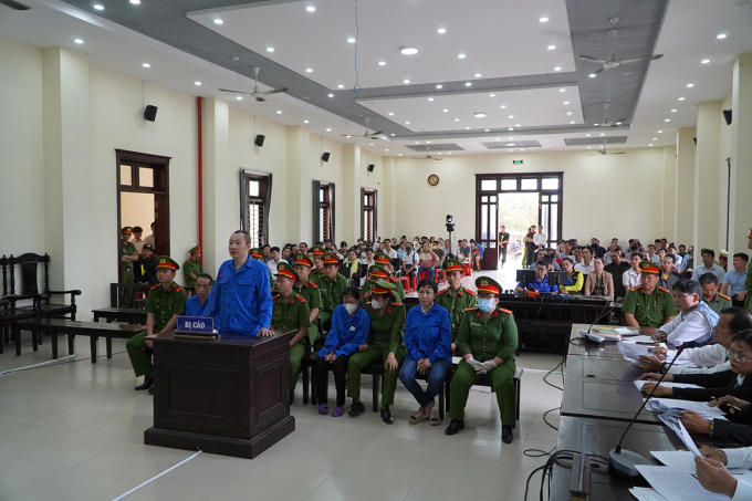 dsc07765-copy-1753676763-4479-1753676930 Hàng trăm bị hại có mặt tại phiên xử. Ảnh: Hoàng Nam