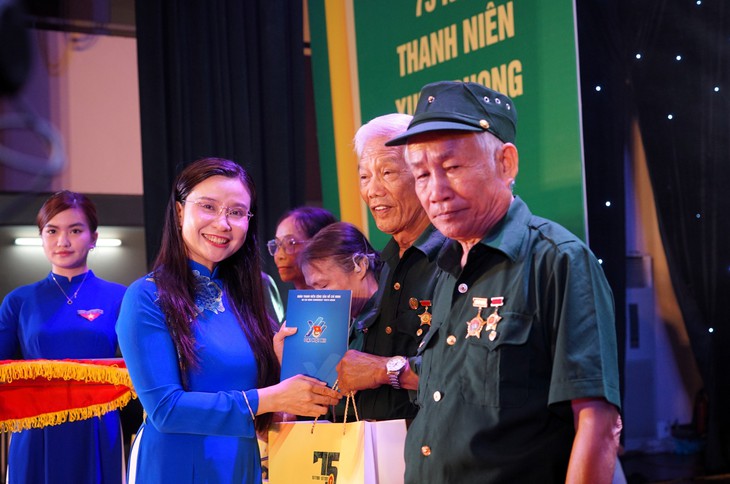 dsc09506-17525601190581065587096 Thế hệ áo xanh thời 'số hóa' tri ân thế hệ 'đào núi, lấp biển' - Ảnh 3.
